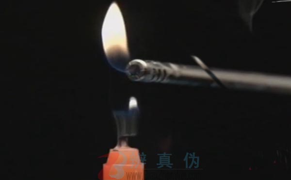 借助烟雾也能点燃蜡烛是真的。实验助理点燃一根蜡烛后，用小道具灭掉火苗后——辨真伪网