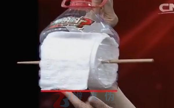 用塑料瓶就能做防水纸巾筒是真的。通过卷筷子将纸卷回去——辨真伪网